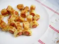 Une assiette de feuilleté saucisse dorés, parsemés de graines de sésame. Parfait pour un apéritif gourmand.