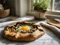 Galette de sarrasin aux champignons et œuf, garnie d'herbes. Une belle recette pour comprendre pourquoi les galettes de sarrasin se cassent.