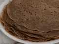 Pile de galettes de sarrasin, parfaites pour une recette galette crepe. Elles sont fines et légèrement dorées.