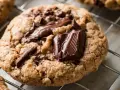Un cookie aux pépites de chocolat, fondant et gourmand, digne d'une recette de Cyril Lignac.
