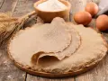 Pile de crêpes de sarrasin, ingrédients pour une recette crêpe sarrasin sans repos : farine, œufs, blé.