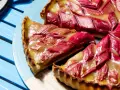 Tarte aux fruits rouges et crème pâtissière, une délicieuse rhubarbe recette.
