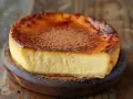 Un délicieux flan patissier sans pâte, à la texture crémeuse et au dessus caramélisé, saupoudré de cacao.