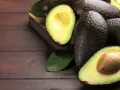 Des avocats frais, coupés en deux, prêts pour une délicieuse recette avocat.