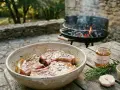 Côtelettes de porc dans une marinade savoureuse, prêtes pour le barbecue. Miel artisanal, romarin et ail complètent la scène.