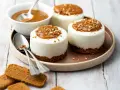 Trois mini-gâteaux onctueux sur une base croustillante, nappés de caramel et de noix. Parfait pour une recette gâteau spéculoos rapide et gourmande.