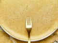 Une pâte brisée sans beurre, piquée à la fourchette, prête à être garnie.