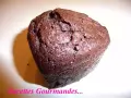 Un délicieux muffin chocolat, tout juste sorti du four, avec une texture moelleuse et un goût intense. Parfait pour une pause gourmande.