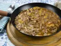 Champignons à la crème, tendres et savoureux, mijotent dans une sauce onctueuse. Un délice réconfortant prêt à être dégusté.