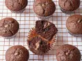 Plusieurs muffins au chocolat, dont un ouvert révélant une généreuse garniture de nutella.