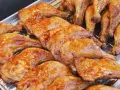 Une belle rangée de pilons de poulet rôtis, brillants d'une sauce caramélisée, prêts à être dégustés.