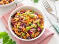 Salade quinoa colorée avec carottes râpées, chou rouge, petits pois et edamame. Un plat sain et savoureux.