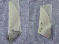 Deux étapes pour comment plier des feuilles de brick garnies en forme de triangle. La feuille est pliée sur la farce.