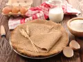 Délicieuses crêpes de pâte sarrasin, accompagnées d'œufs, de lait et de farine. Un délice rustique prêt à être dégusté.