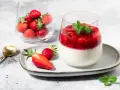 Délicieux panna cotta fraise, garni de fruits rouges frais et d'une touche de menthe. Un dessert léger et fruité.