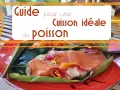 Guide pour une cuisson idéale du poisson. Un filet de saumon cru, garni de légumes, est enveloppé dans des feuilles vertes sur une assiette rouge.