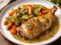 Un savoureux lapin chasseur, rôti à la perfection, servi avec des carottes, courgettes et champignons dans une sauce onctueuse.