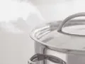 Vapeur s'échappant d'une casserole en inox. Le temps de cuisson du potimarron à l'eau approche de la fin.