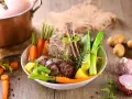 Un plat de pot-au-feu réconfortant avec du bœuf, des carottes, des poireaux et des pommes de terre, prêt à être dégusté.