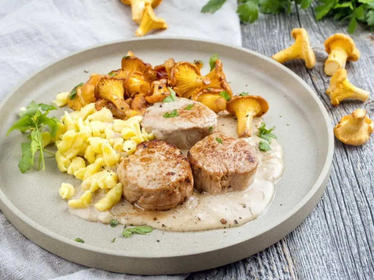 Trois médaillons de filet mignon tendres, accompagnés de girolles et de spätzle, nappés d'une sauce crémeuse.