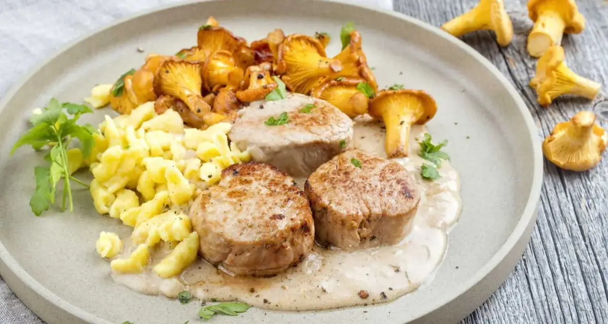 Trois médaillons de filet mignon tendres, accompagnés de girolles et de spätzle, nappés d'une sauce crémeuse.