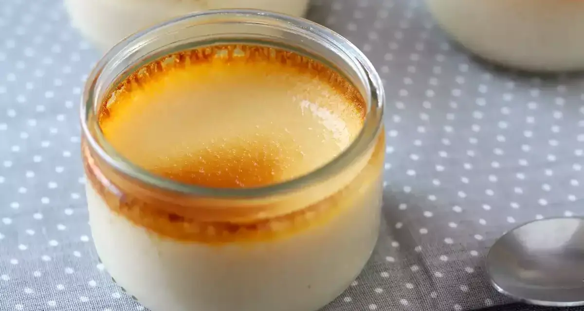 Trois pots de crème aux œufs, avec une croûte caramélisée dorée, sur une nappe à pois.
