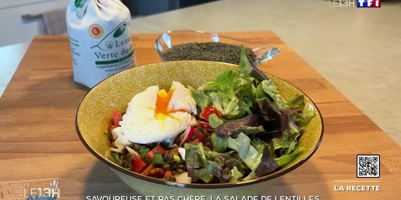 Une assiette colorée de salade de lentilles garnie d'un œuf poché, de légumes frais et de tomates. Un sac de lentilles vertes est visible en arrière-plan.