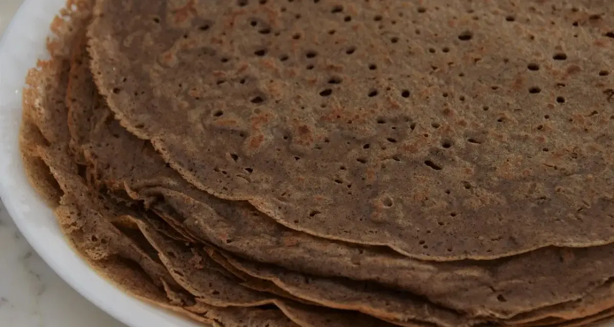 Pile de galettes de sarrasin, parfaites pour une recette galette crepe. Elles sont fines et légèrement dorées.
