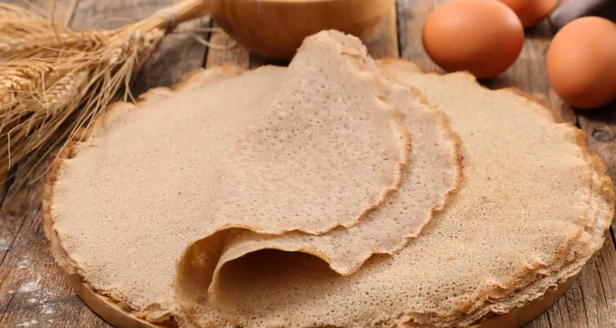 Pile de crêpes de sarrasin, ingrédients pour une recette crêpe sarrasin sans repos : farine, œufs, blé.