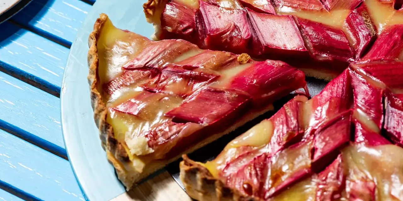 Tarte aux fruits rouges et crème pâtissière, une délicieuse rhubarbe recette.