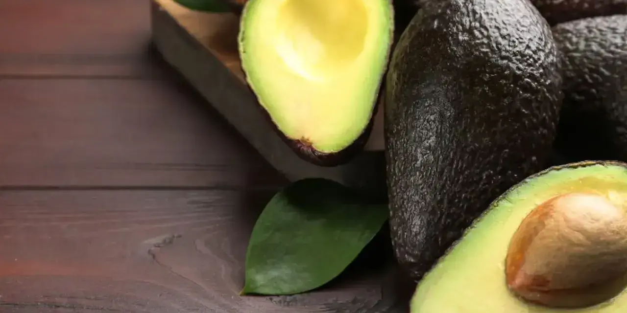 Des avocats frais, coupés en deux, prêts pour une délicieuse recette avocat.
