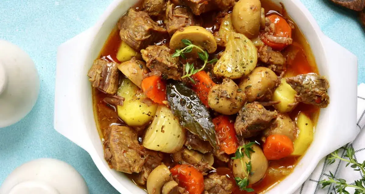 Un délicieux sauté de porc Cookeo, mijoté avec des pommes de terre, carottes et champignons. Un plat réconfortant et savoureux.