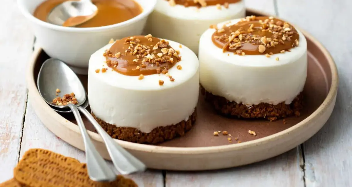 Trois mini-gâteaux onctueux sur une base croustillante, nappés de caramel et de noix. Parfait pour une recette gâteau spéculoos rapide et gourmande.