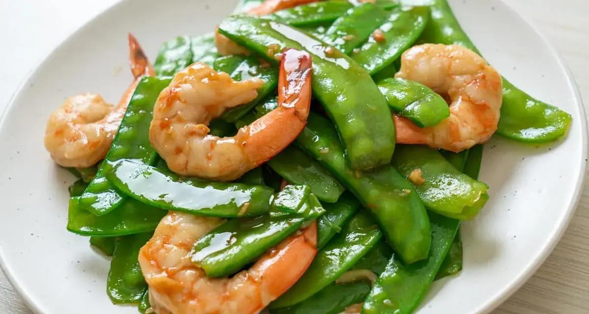 Crevettes sautées avec pois gourmand croquants, un plat coloré et savoureux.