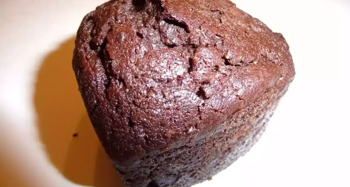 Un délicieux muffin chocolat, tout juste sorti du four, avec une texture moelleuse et un goût intense. Parfait pour une pause gourmande.