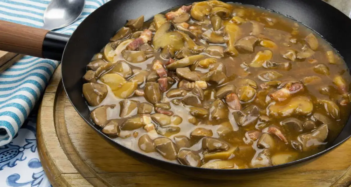 Champignons à la crème, tendres et savoureux, mijotent dans une sauce onctueuse. Un délice réconfortant prêt à être dégusté.