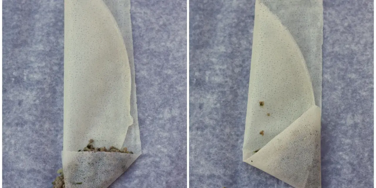 Deux étapes pour comment plier des feuilles de brick garnies en forme de triangle. La feuille est pliée sur la farce.
