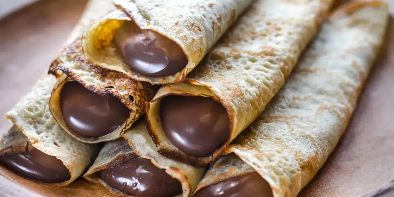 Crêpes roulées généreusement garnies de chocolat fondant. Une idée garniture crêpe sucrée irrésistible pour un goûter gourmand.