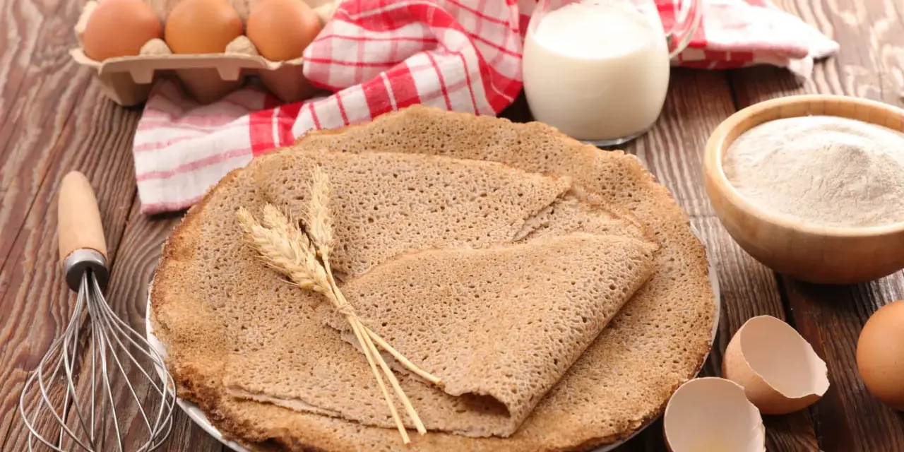 Délicieuses crêpes de pâte sarrasin, accompagnées d'œufs, de lait et de farine. Un délice rustique prêt à être dégusté.