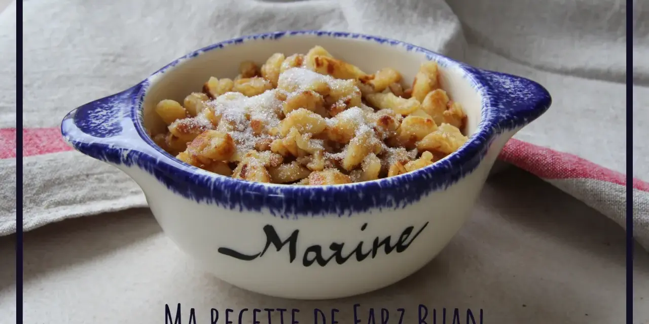 Un délicieux dessert rapide dernière minute, des morceaux dorés saupoudrés de sucre dans un bol personnalisé.