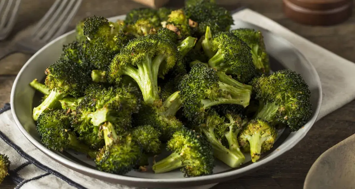 Un plat de brocolis au four, tendres et légèrement caramélisés, prêts à être dégustés.