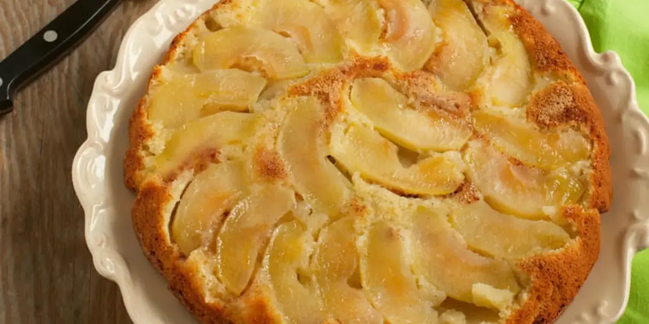 Un délicieux cake aux pommes, doré et moelleux, garni de fines tranches de pommes fondantes. Parfait pour le goûter.
