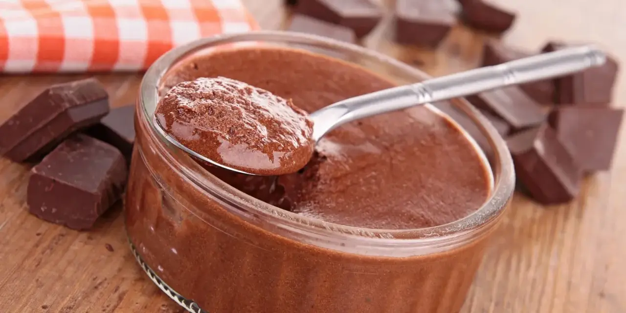 Une cuillère de mousse au chocolat onctueuse, prête à être dégustée. Parfait pour une recette facile.