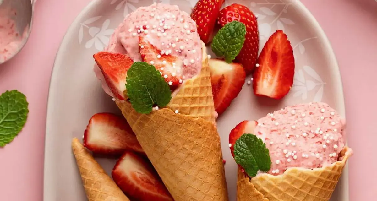 Glace à la fraise maison, facile recette sans sorbetière. Cônes garnis de boules roses, fraises fraîches et menthe.