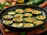 Tranches de courgettes dorées à la poêle, parsemées d'herbes et d'épices. Une délicieuse recette de courgette à la poêle prête à être dégustée.