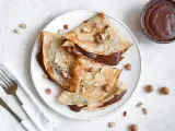 Crêpes garnies de nutella liquide pour crêpe, parsemées de noisettes concassées. Un délice gourmand !