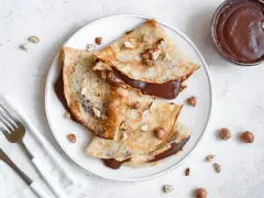 Crêpes garnies de nutella liquide pour crêpe, parsemées de noisettes concassées. Un délice gourmand !
