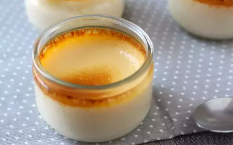 Trois pots de crème aux œufs, avec une croûte caramélisée dorée, sur une nappe à pois.