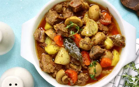Un délicieux sauté de porc Cookeo, mijoté avec des pommes de terre, carottes et champignons. Un plat réconfortant et savoureux.