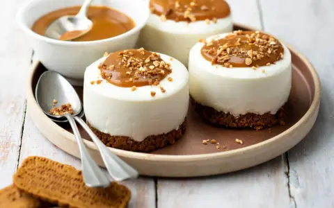 Trois mini-gâteaux onctueux sur une base croustillante, nappés de caramel et de noix. Parfait pour une recette gâteau spéculoos rapide et gourmande.